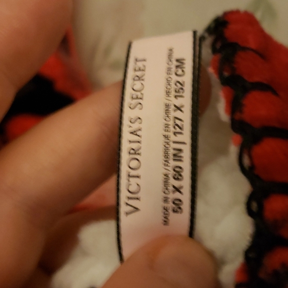 VICTORIA SECRET Sherpa Red 🌹 Rose Blanket RARE CANOT FIND ANYMORE - Picture 4 of 4